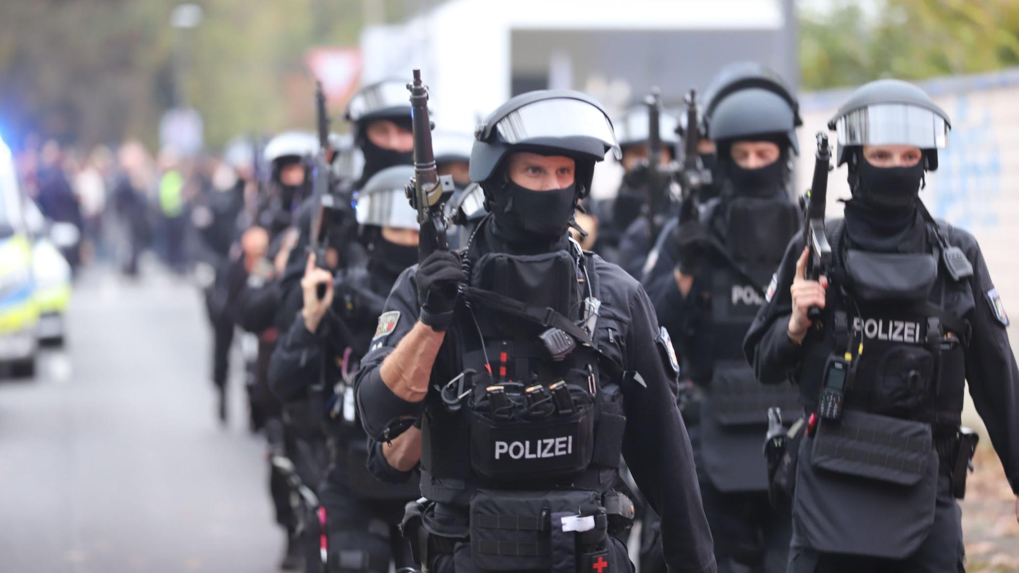 Spezialkräfte marschieren in Zweier-Gruppen hintereinander.