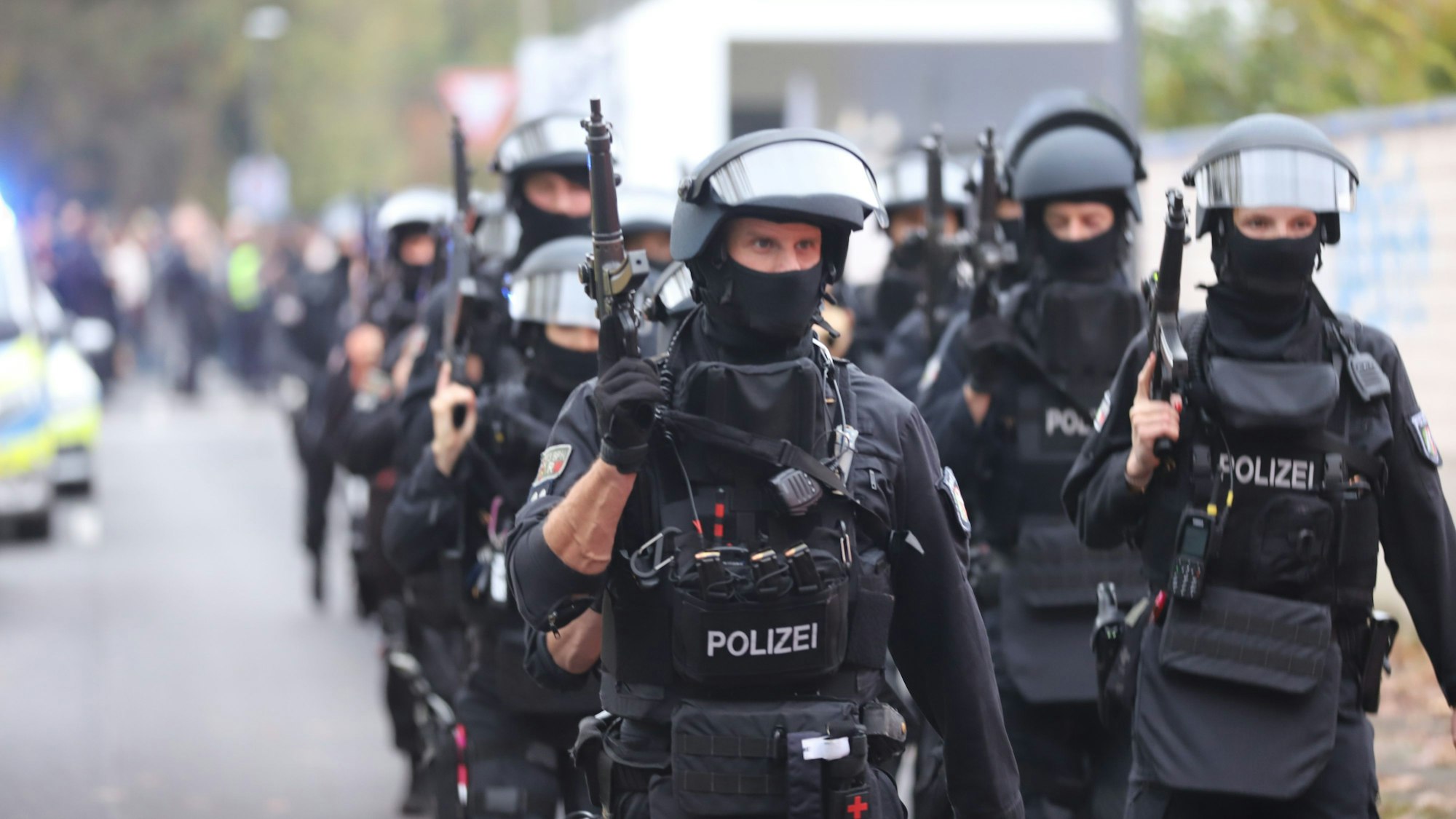 Spezialkräfte marschieren in Zweier-Gruppen hintereinander.