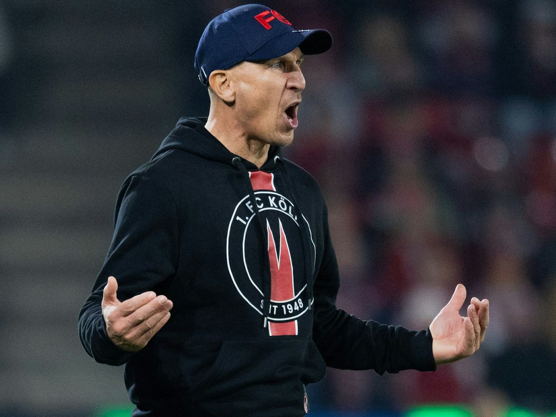 Kölns Trainer Gerhard Struber gestikuliert.