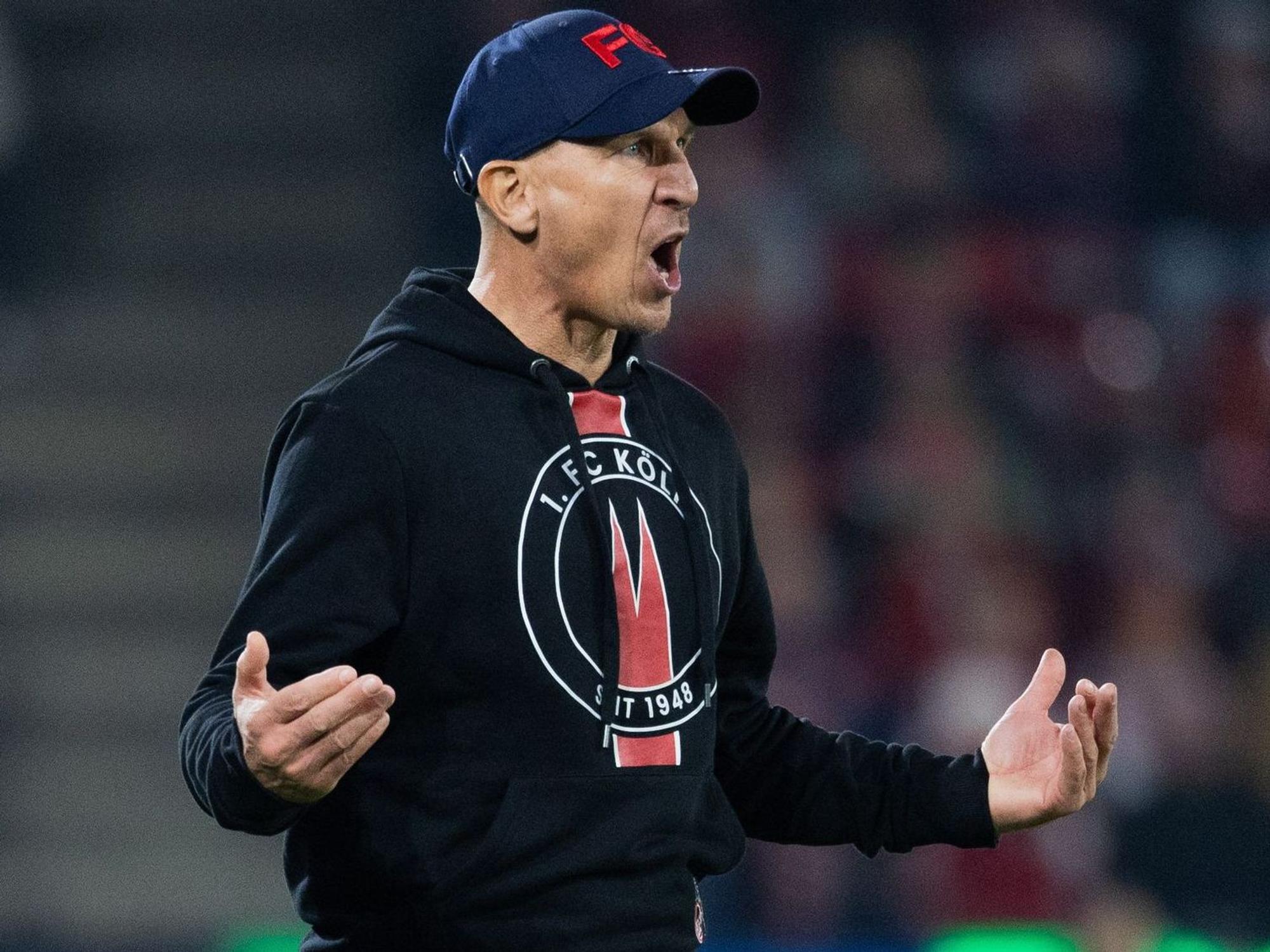Kölns Trainer Gerhard Struber gestikuliert.