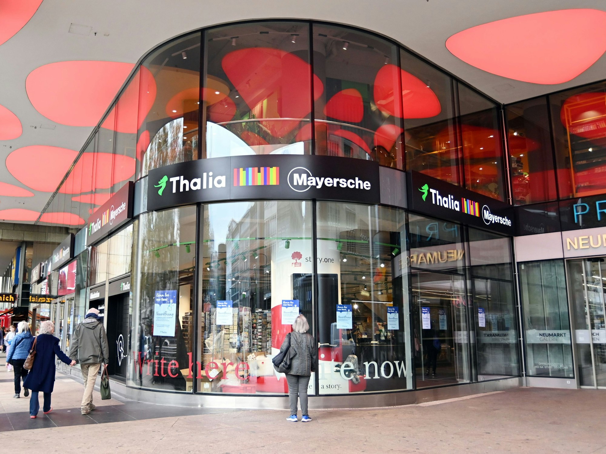 Die Buchhandlung von außen: An der geschwungenen Glasfassade steht der Name „Thalia Mayersche“.