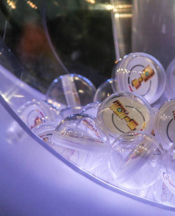 Auslosung im DFB-Pokal: Loskugeln im Lostopf.