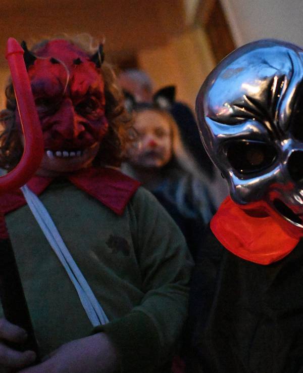 Kostümierte Kinder ziehen am Halloween-Abend durch die Stadt.