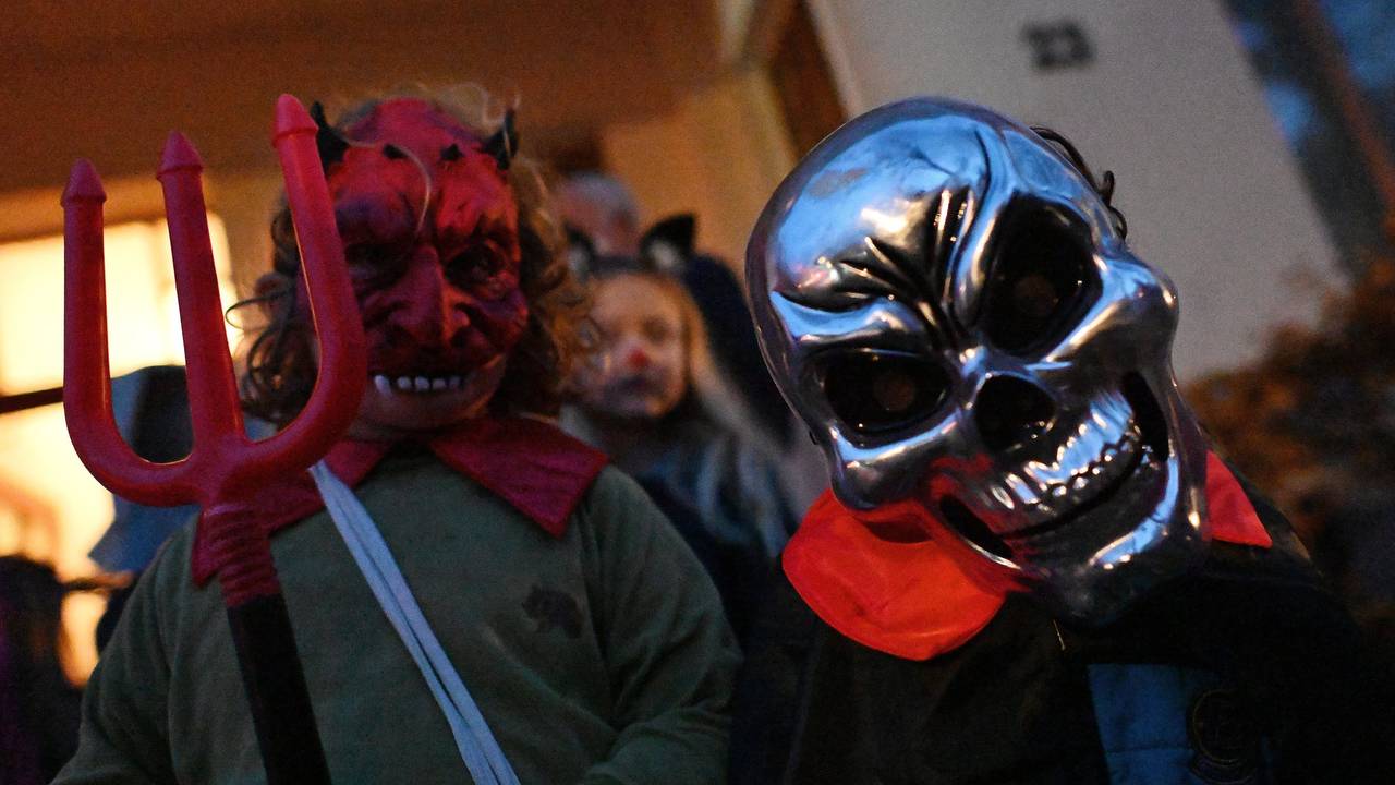 Kostümierte Kinder ziehen am Halloween-Abend durch die Stadt.