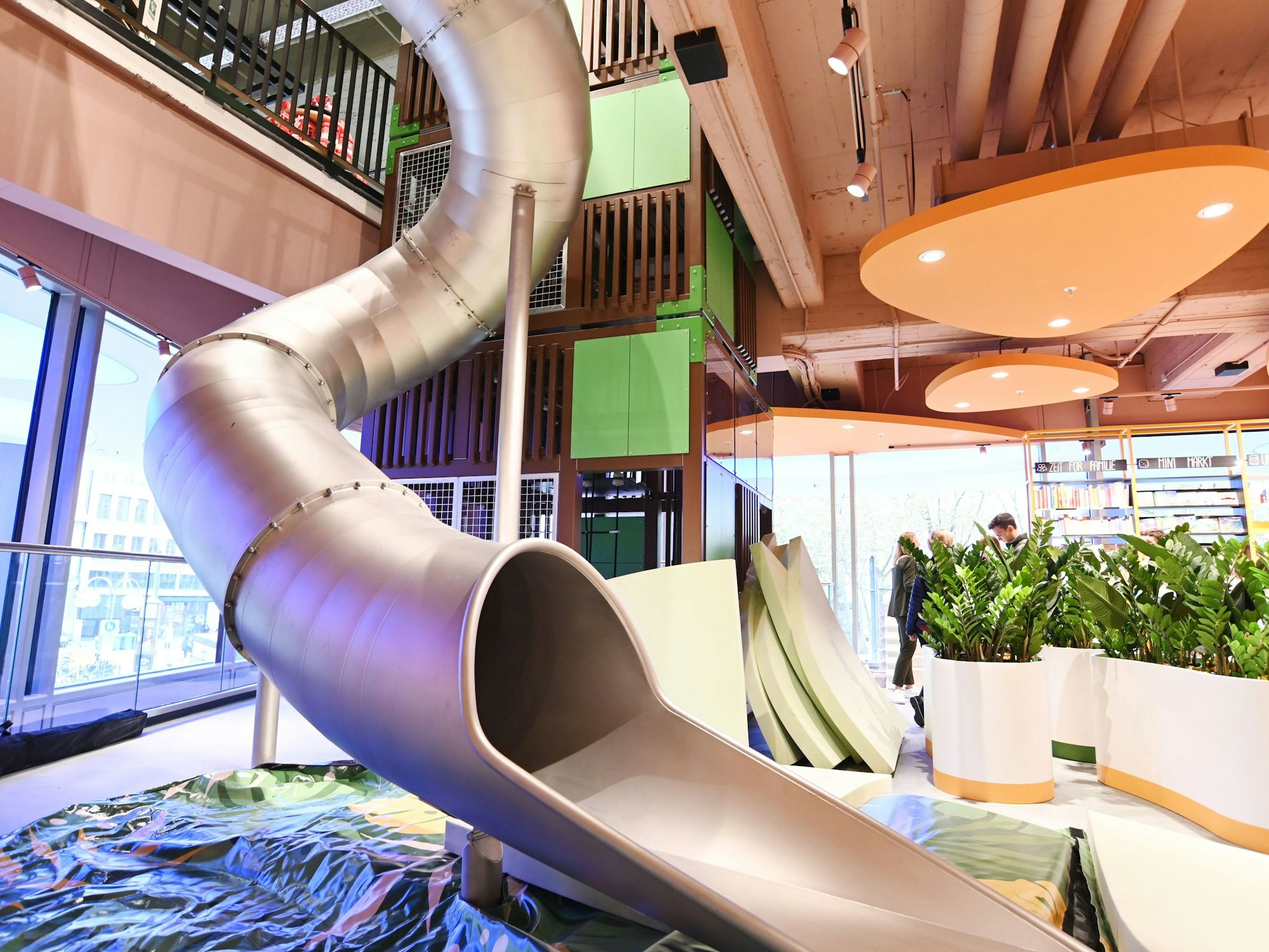 Eine Rutsche verbindet zwei Stockwerke.
