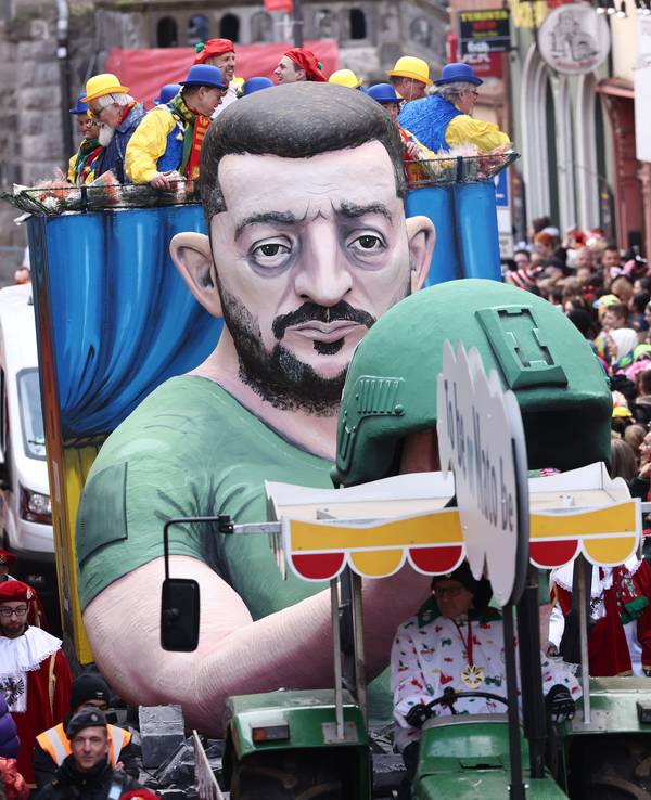 Ein Motivwagen fährt im Kölner Rosenmontagsumzug mit.