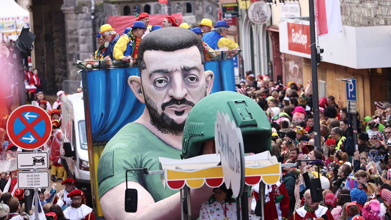 Ein Motivwagen fährt im Kölner Rosenmontagsumzug mit.