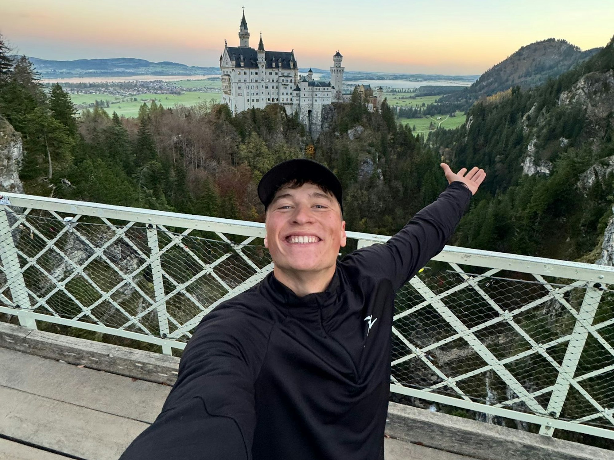 Kim Gottwald posiert vor dem Schloss Neuschwanstein.