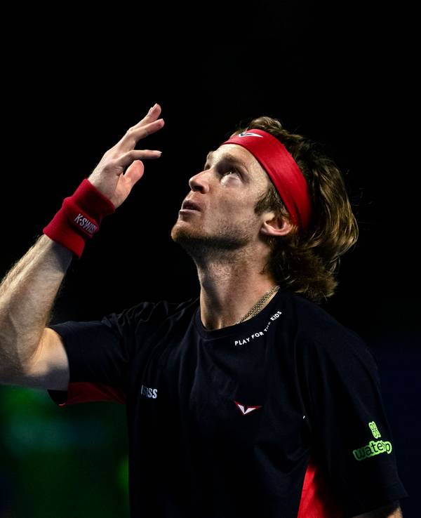 Andrey Rublev gestikuliert auf dem Platz.