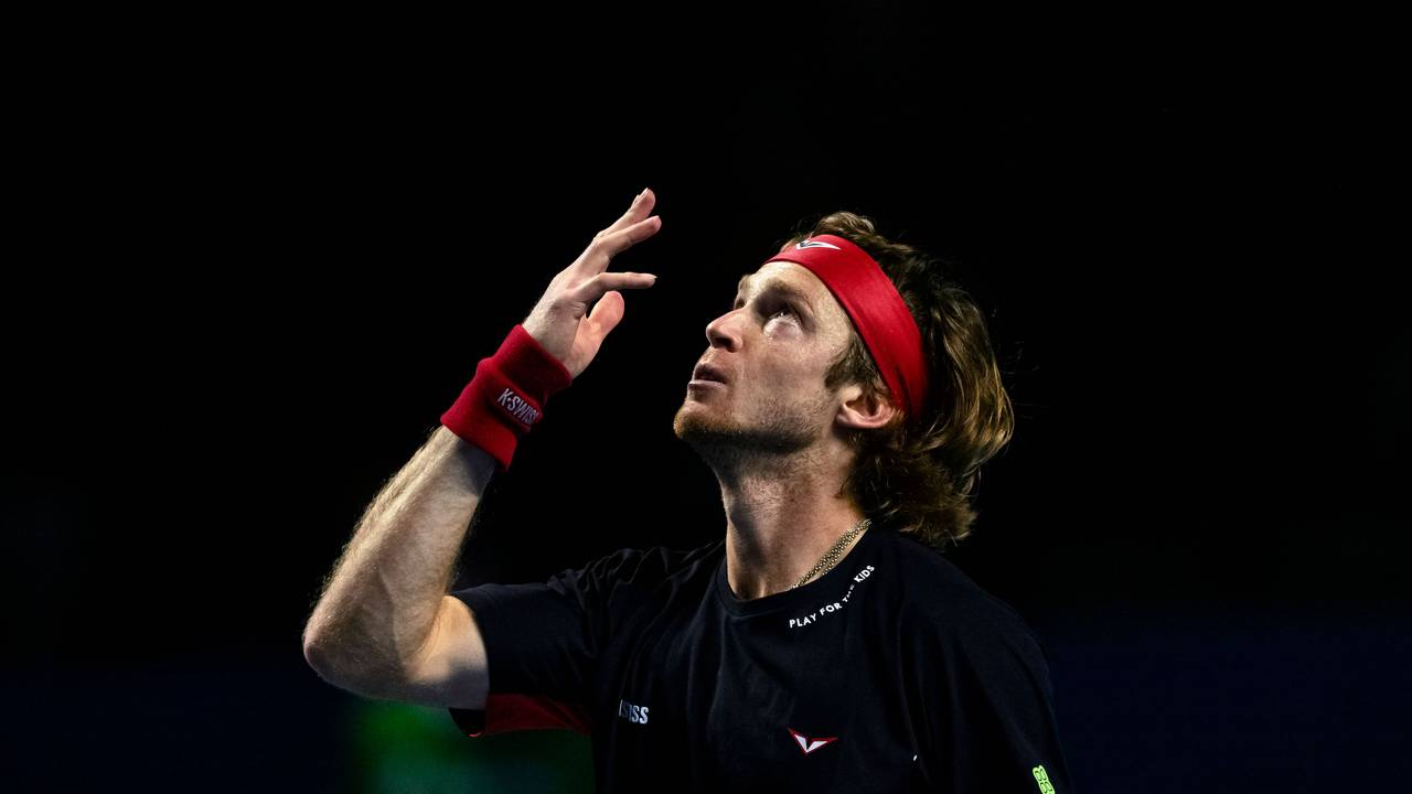 Andrey Rublev gestikuliert auf dem Platz.
