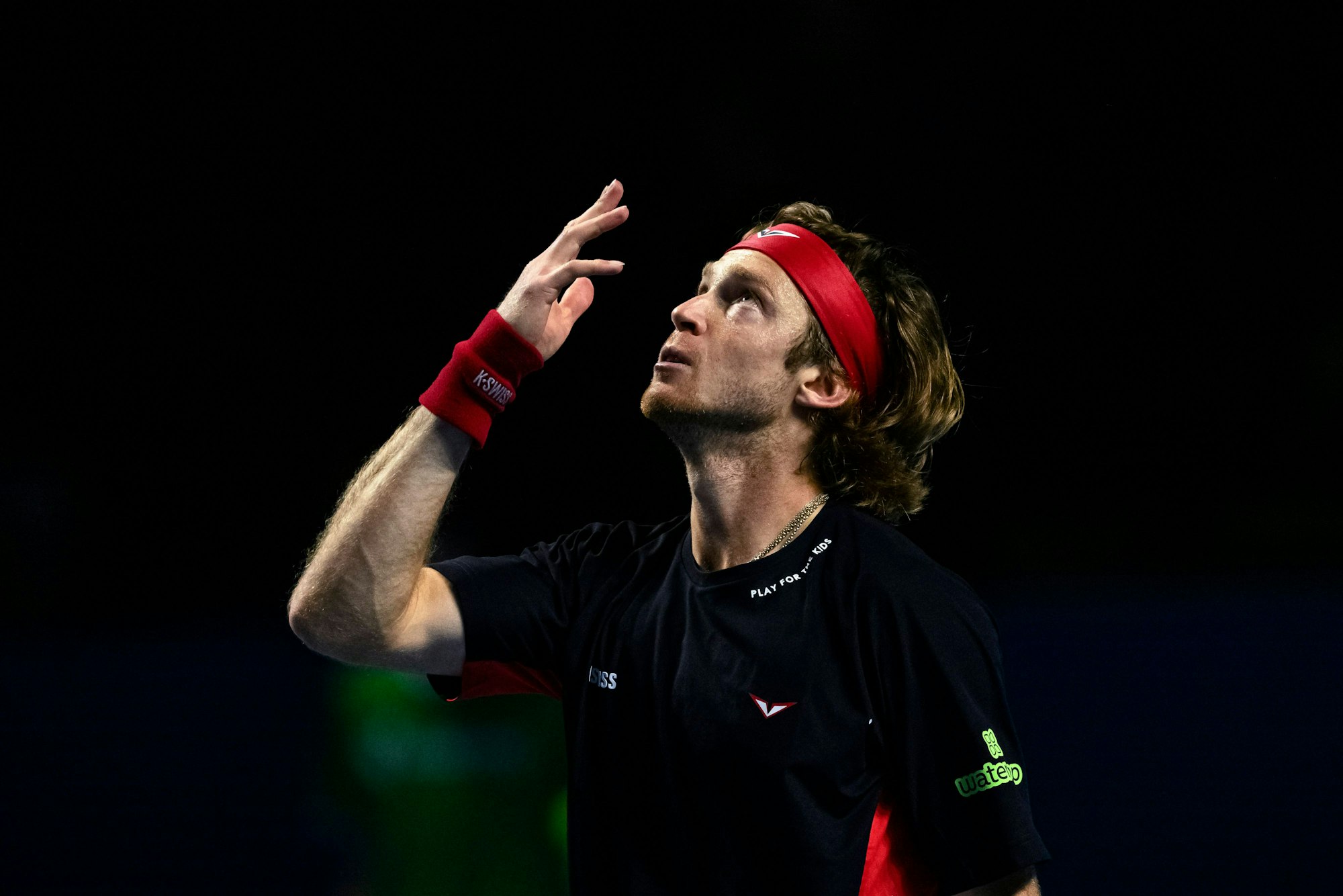 Andrey Rublev gestikuliert auf dem Platz.