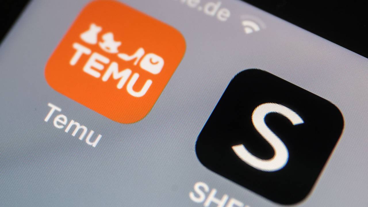 Die Apps der Internethändler Temu und Shein sind auf dem Display eines Smartphones zu sehen.