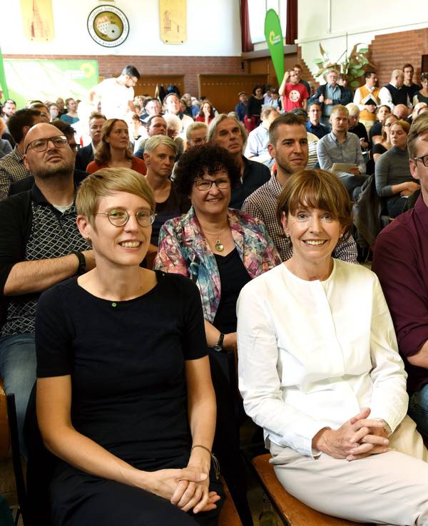 Die Grünen-Politikerin Katja Trompeter (li.) und Grünen-Politiker Frank Jablonski mit OB Henriette Reker am 21. September 2019 bei einer Veranstaltung in Köln.