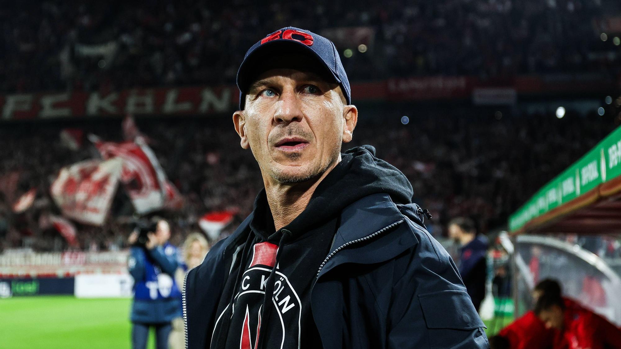 Gerhard Struber blickt sich im Rhein-Energie-Stadion um.