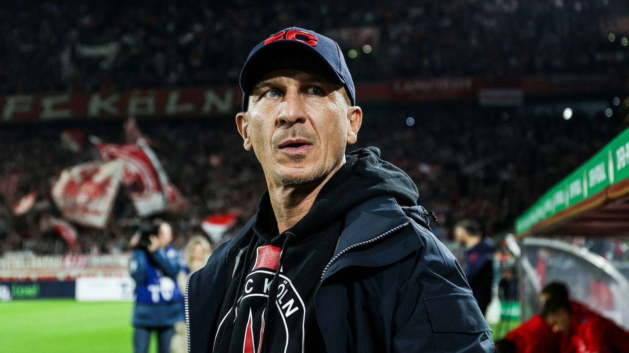 Gerhard Struber blickt sich im Rhein-Energie-Stadion um.