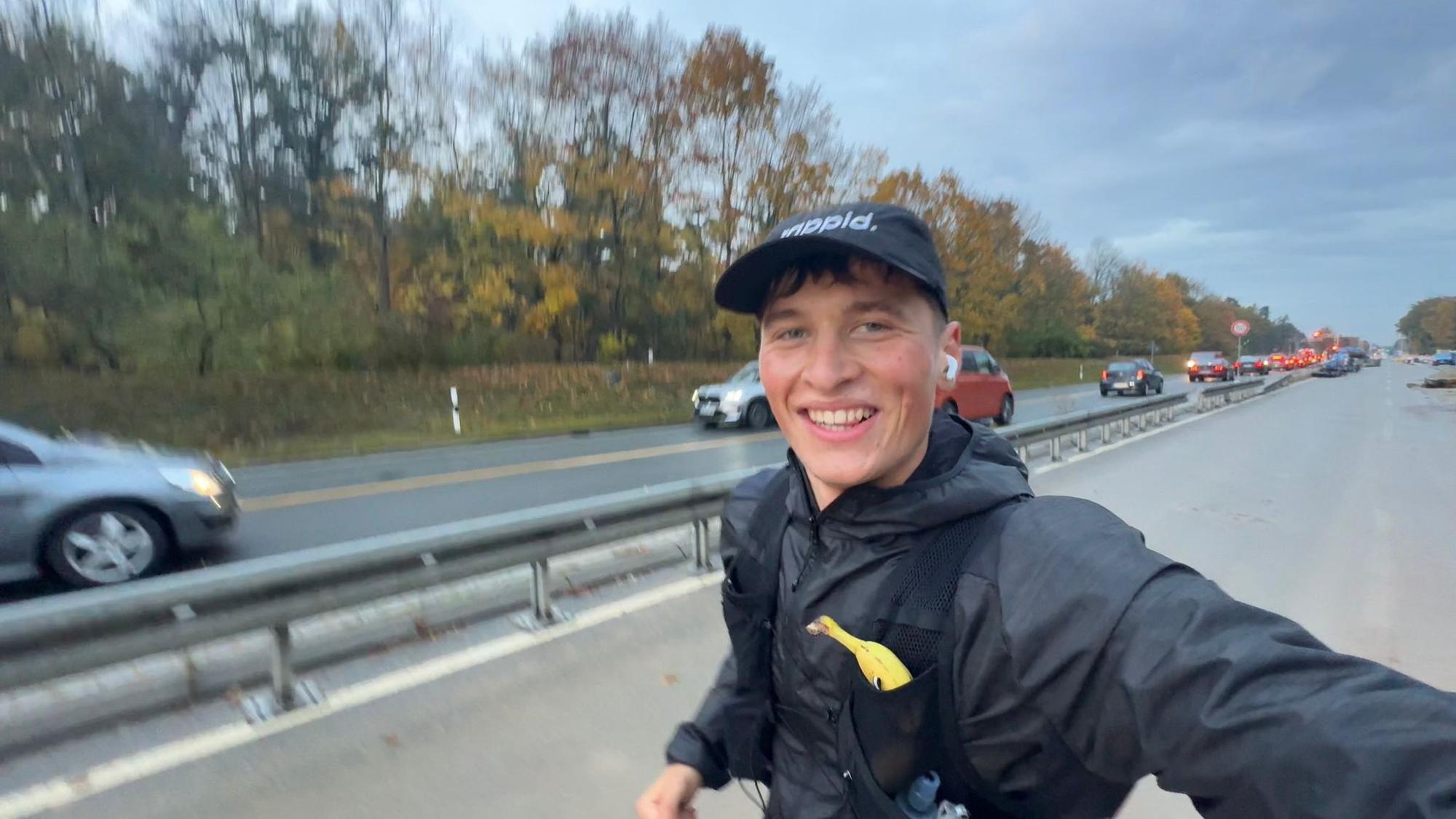 Kim Gottwald läuft neben einer viel befahrenen Straße.