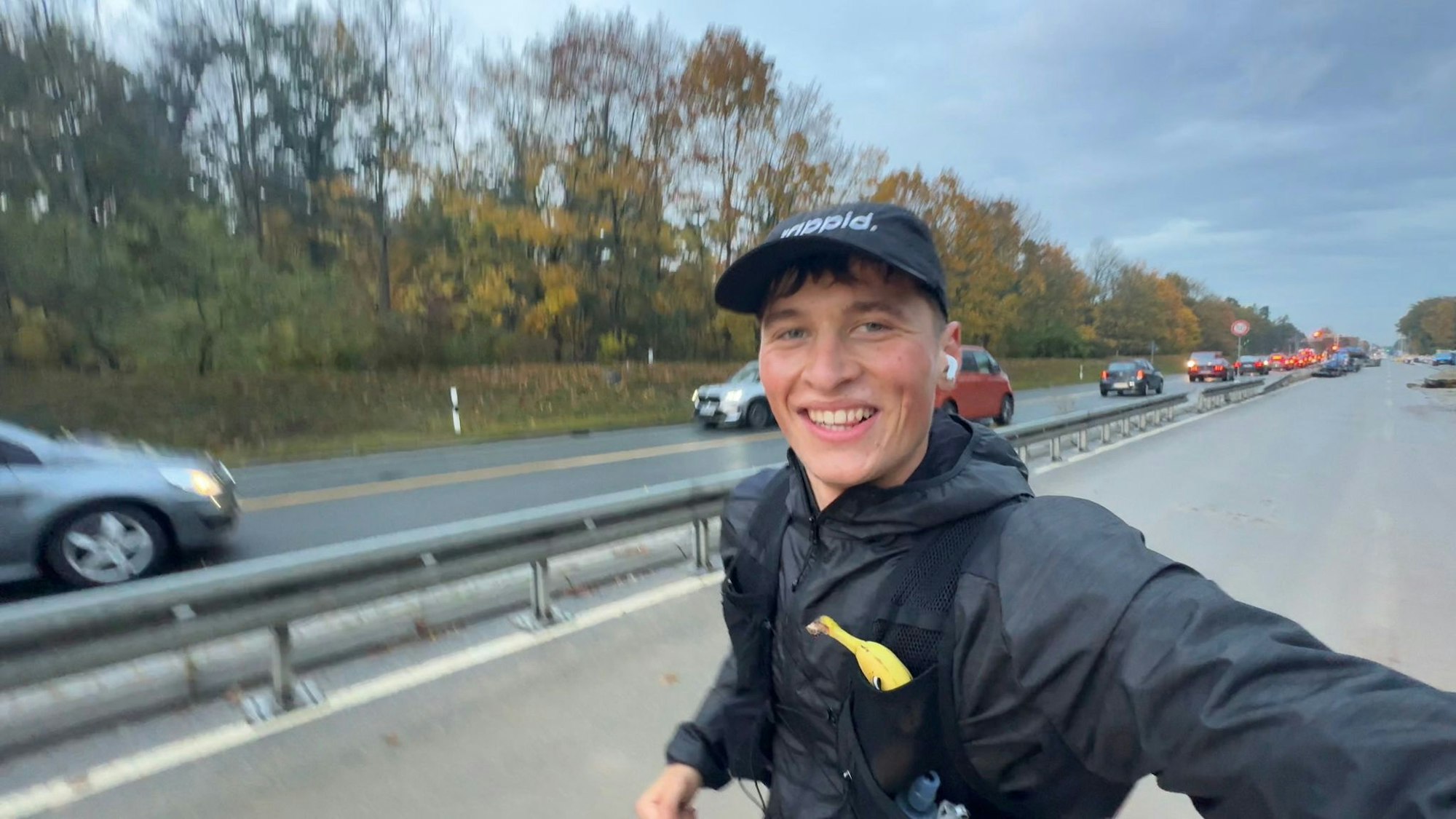 Kim Gottwald läuft neben einer viel befahrenen Straße.