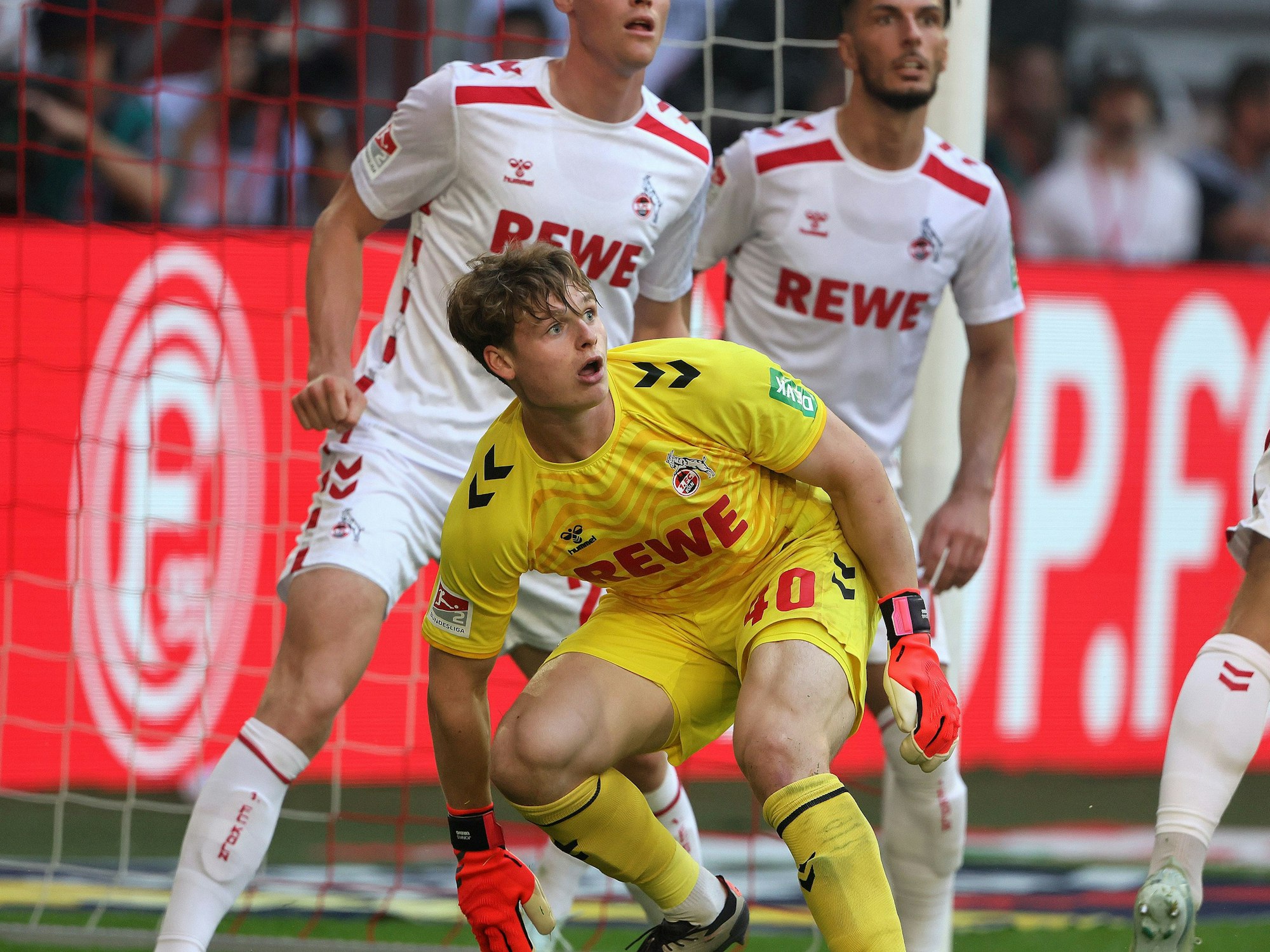 Jonas Urbig guckt einem Ball hinterher.