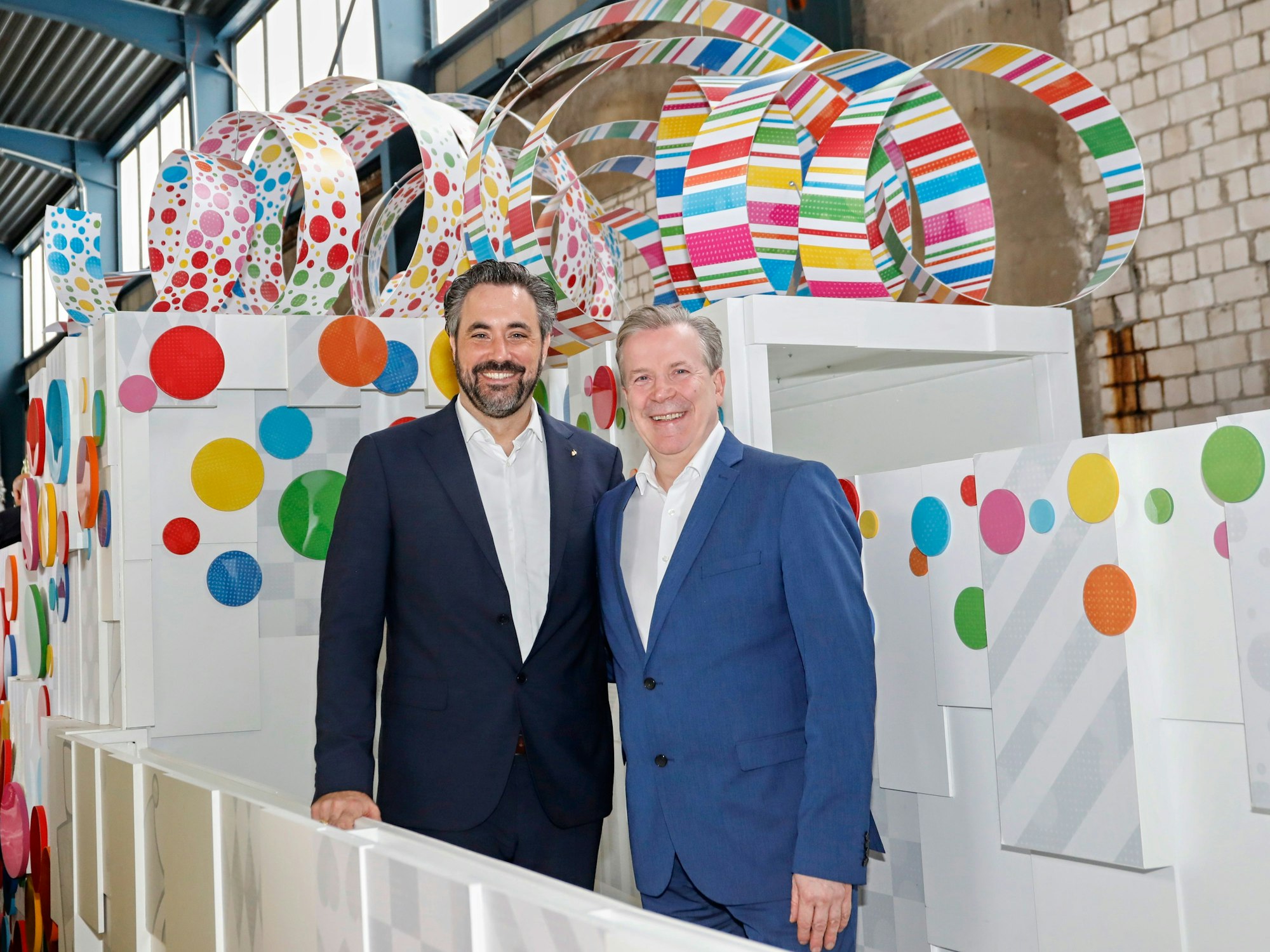 Marc Michelske und Christoph Kuckelkorn auf einem Wagen.