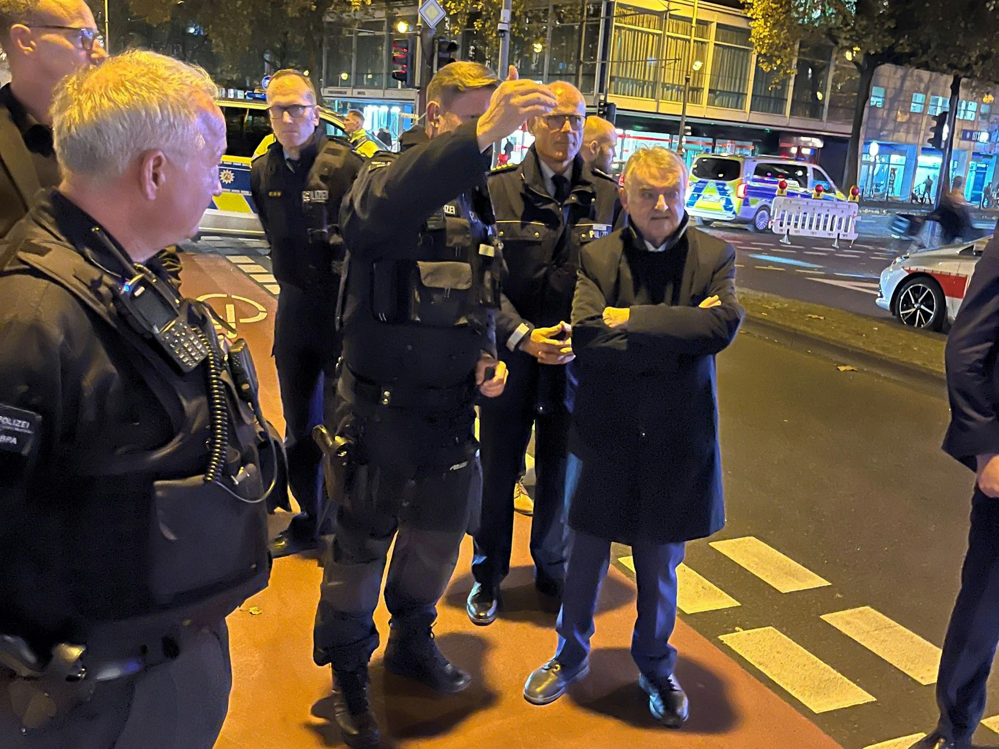 NRW-Innenminister Herbert Reul lässt sich die Polizei-Kontrollen auf den Kölner Ringen in der Halloween-Nacht erklären.