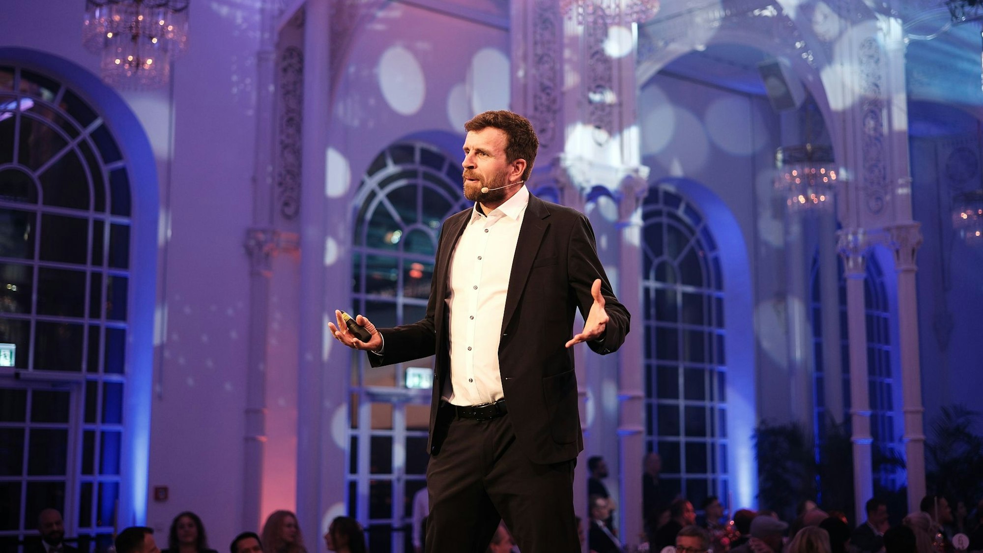 Jonas Deichmann beim Vortrag in der Flora.