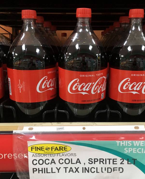 Ein Schild mit der Aufschrift «Philly Tax Included» weist in einem Supermarkt darauf hin, dass die Steuer auf Limonadengetränke im Preis inbegriffen ist.