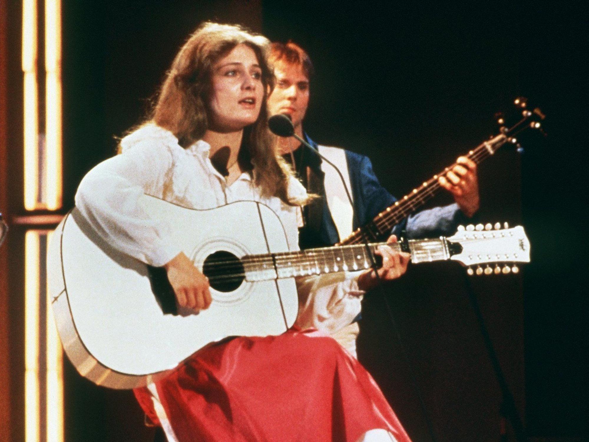 Die 17-jährige deutsche Sängerin Nicole Hohloch gewinnt mit ihrem Lied "Ein bisschen Frieden" am 24.04.1982 den Europäischen Schlagerwettbewerb Grand Prix d'Eurovison de la Chanson
