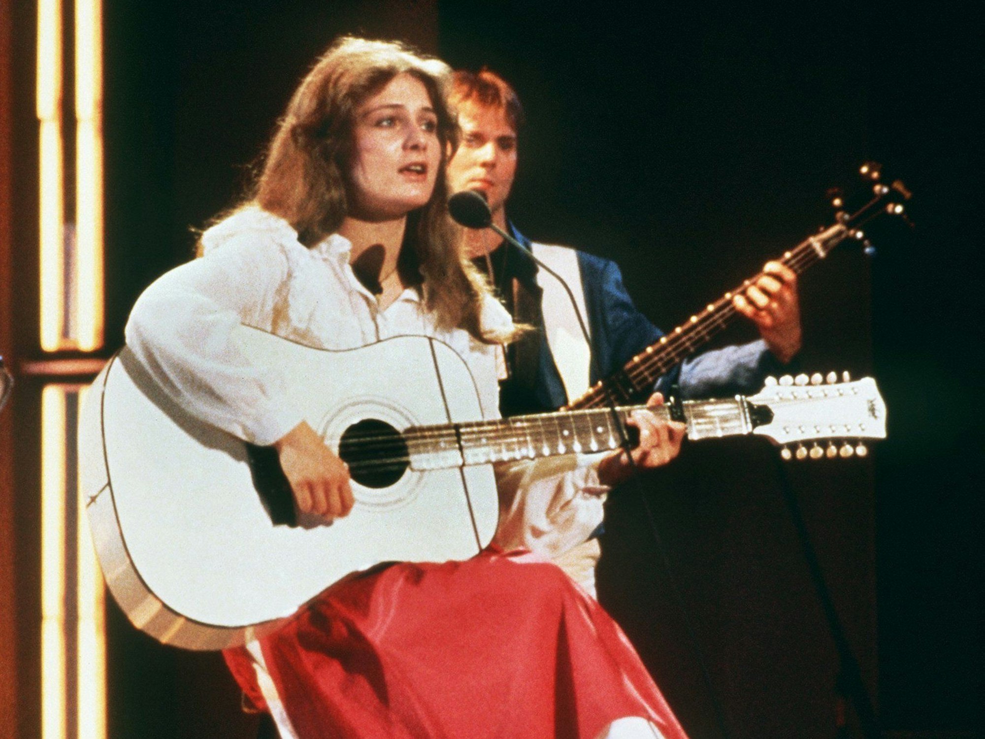 Die 17-jährige deutsche Sängerin Nicole Hohloch gewinnt mit ihrem Lied "Ein bisschen Frieden" am 24.04.1982 den Europäischen Schlagerwettbewerb Grand Prix d'Eurovison de la Chanson