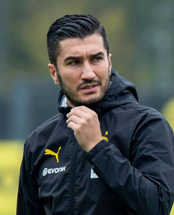 Nuri Sahin blickt beim Training von Borussia Dortmund über den Platz.