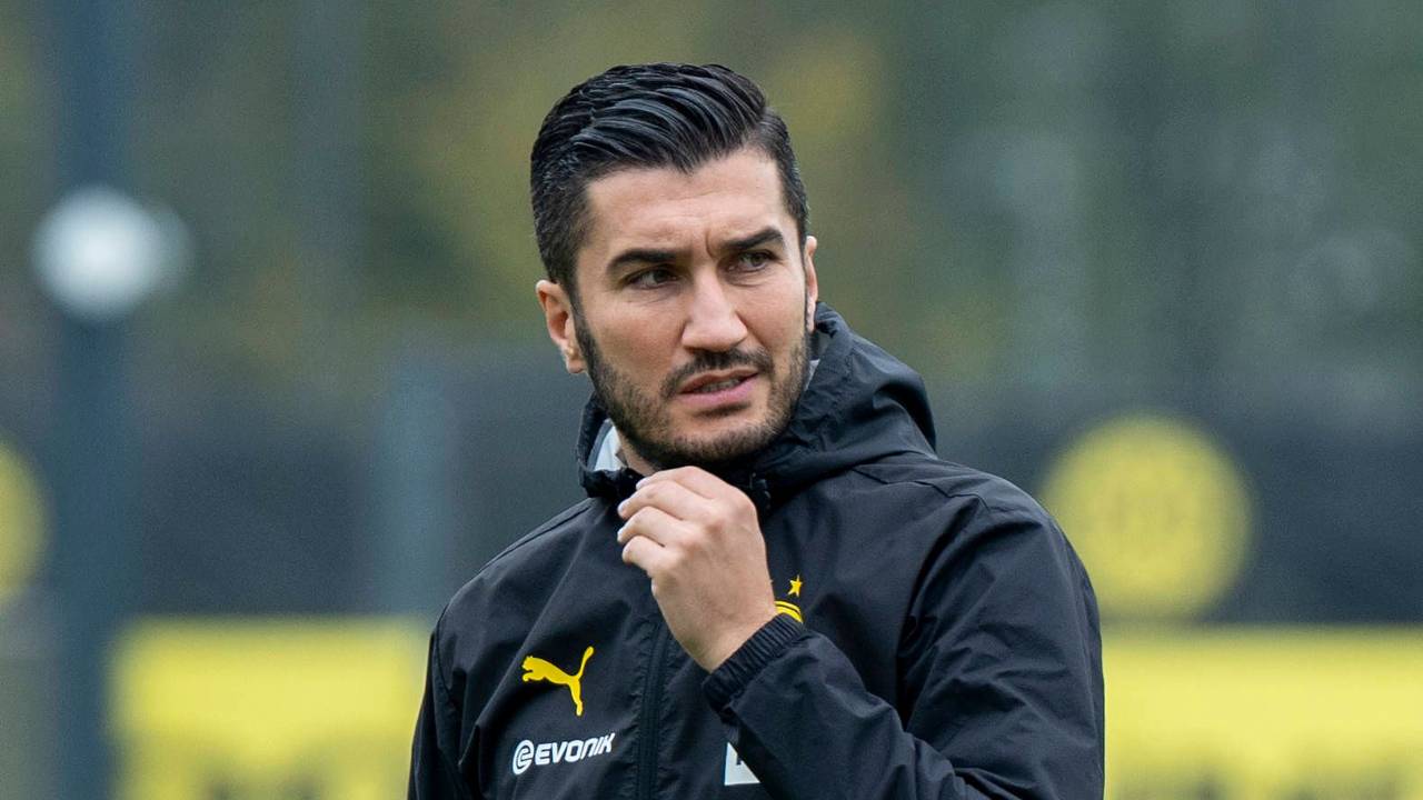 Nuri Sahin blickt beim Training von Borussia Dortmund über den Platz.