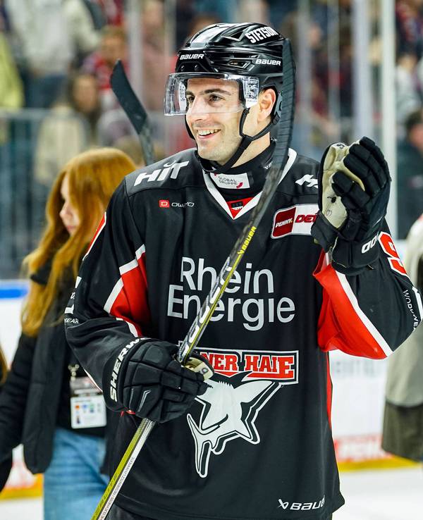 Maxi Kammerer lacht nach einem Spiel der Kölner Haie.