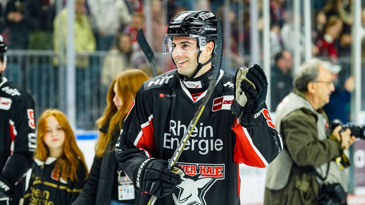 Maxi Kammerer lacht nach einem Spiel der Kölner Haie.