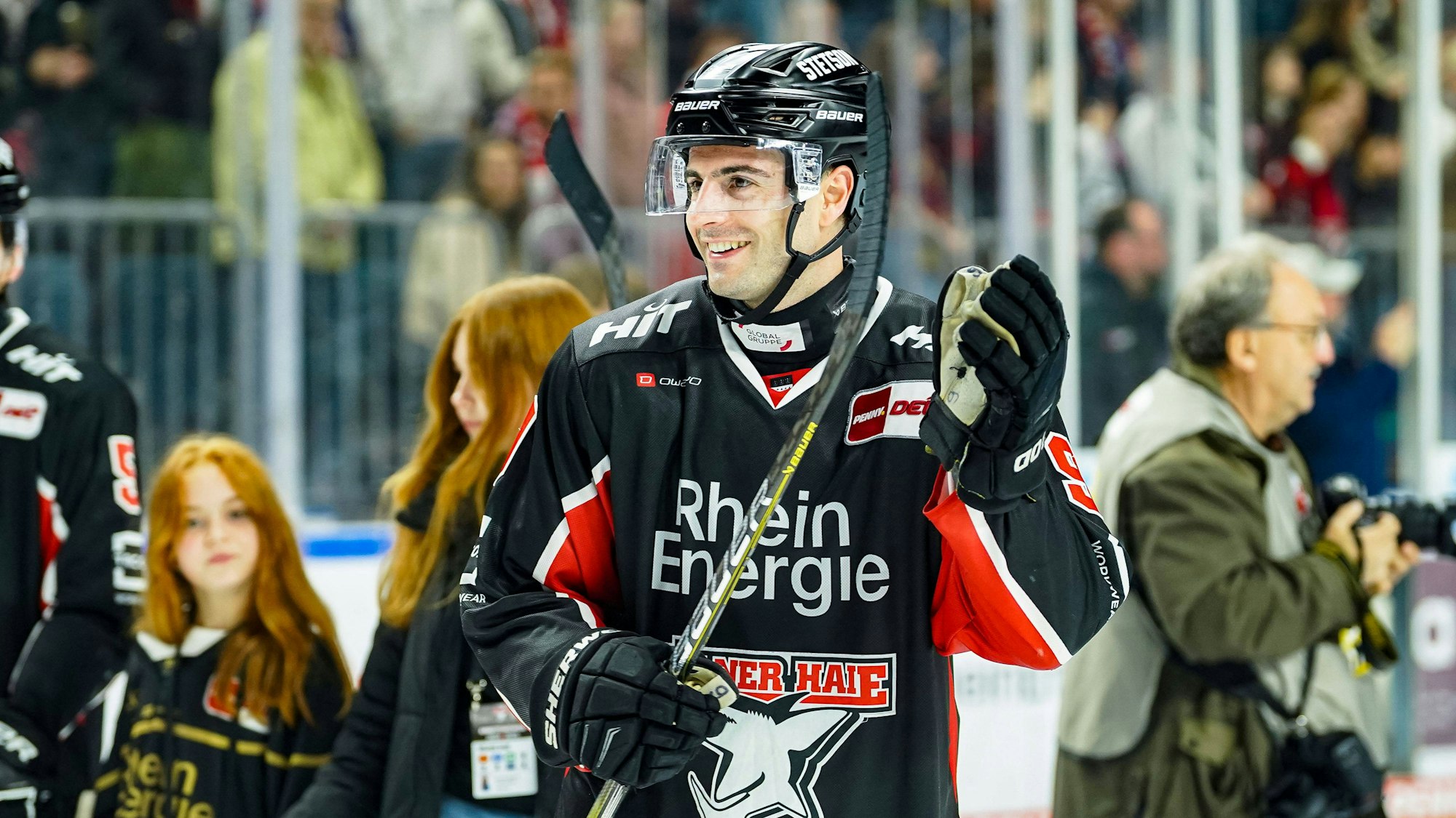 Maxi Kammerer lacht nach einem Spiel der Kölner Haie.