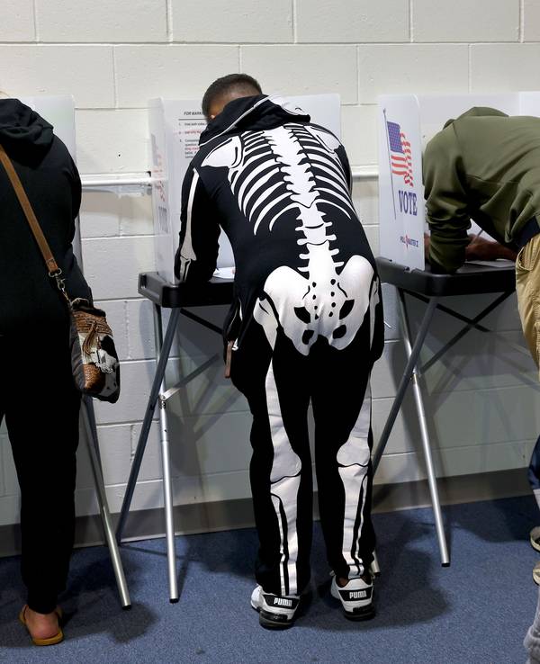 Mark Reynolds besucht verkleidet zu Halloween ein Wahllokal