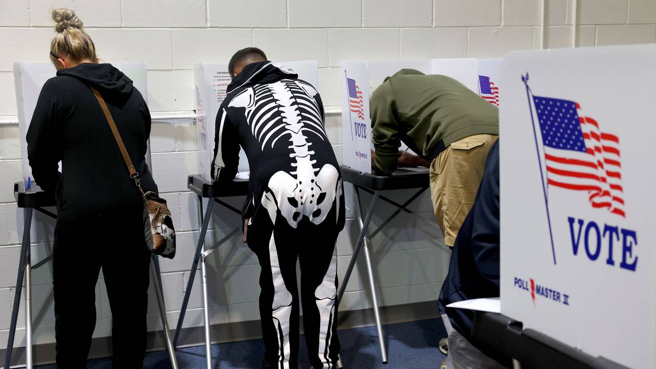 Mark Reynolds besucht verkleidet zu Halloween ein Wahllokal