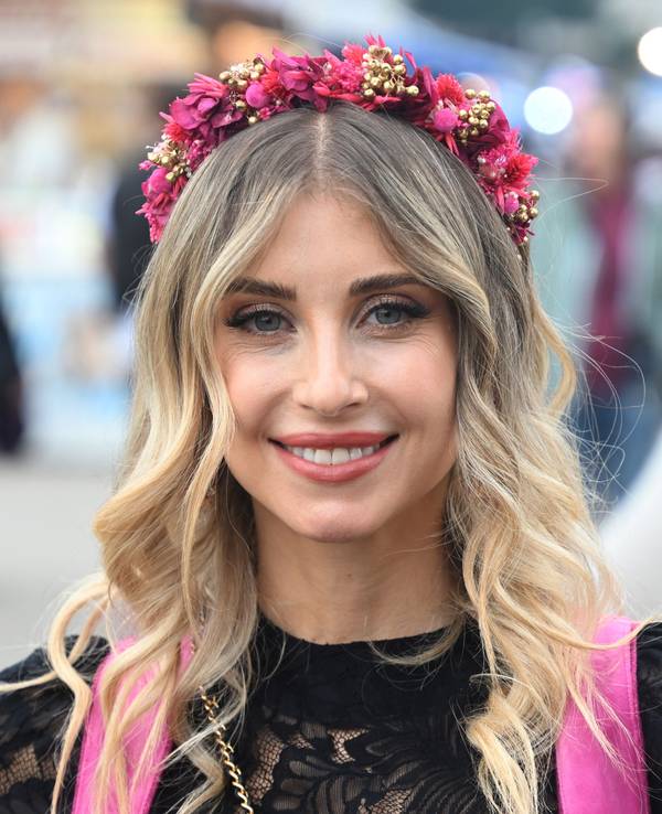 Cathy Hummels geht über die Theresienwiese bei Cathy Hummels Wiesn-Bummel.