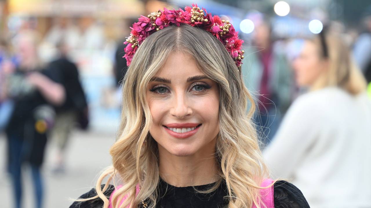 Cathy Hummels geht über die Theresienwiese bei Cathy Hummels Wiesn-Bummel.
