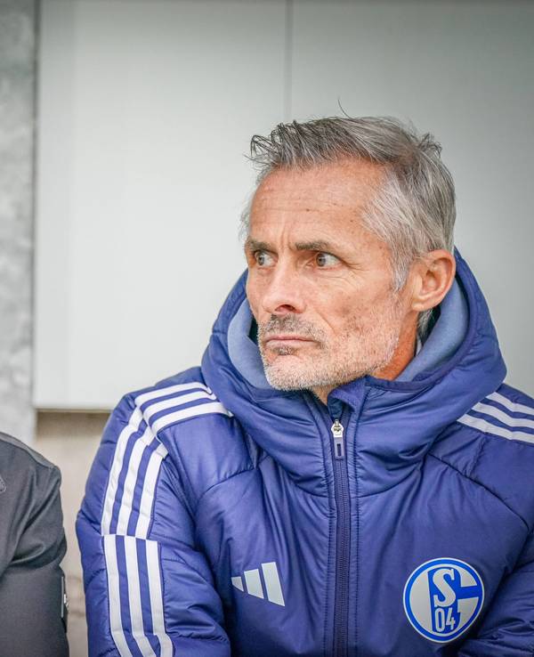 Ben Manga sitzt neben Coach Kees van Wonderen.