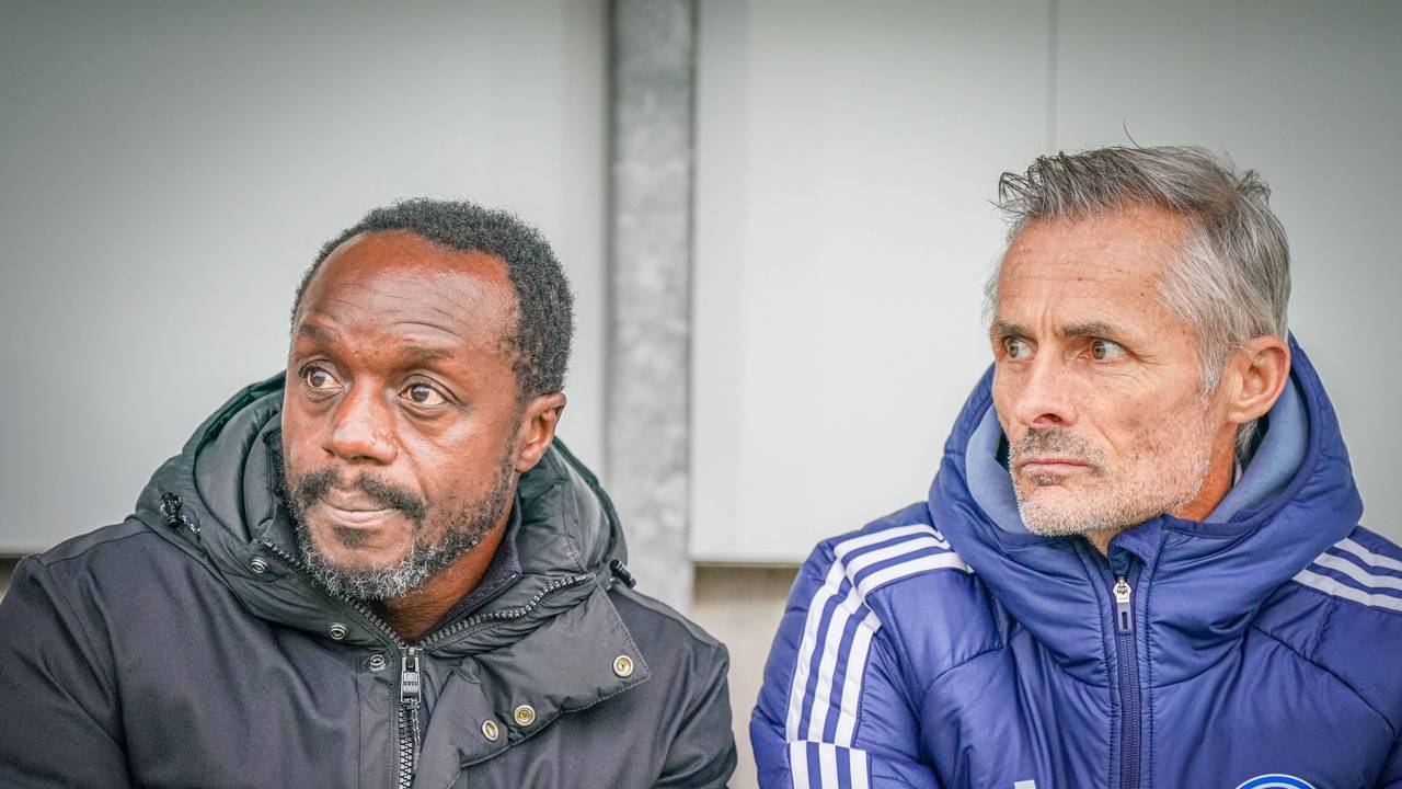 Ben Manga sitzt neben Coach Kees van Wonderen.