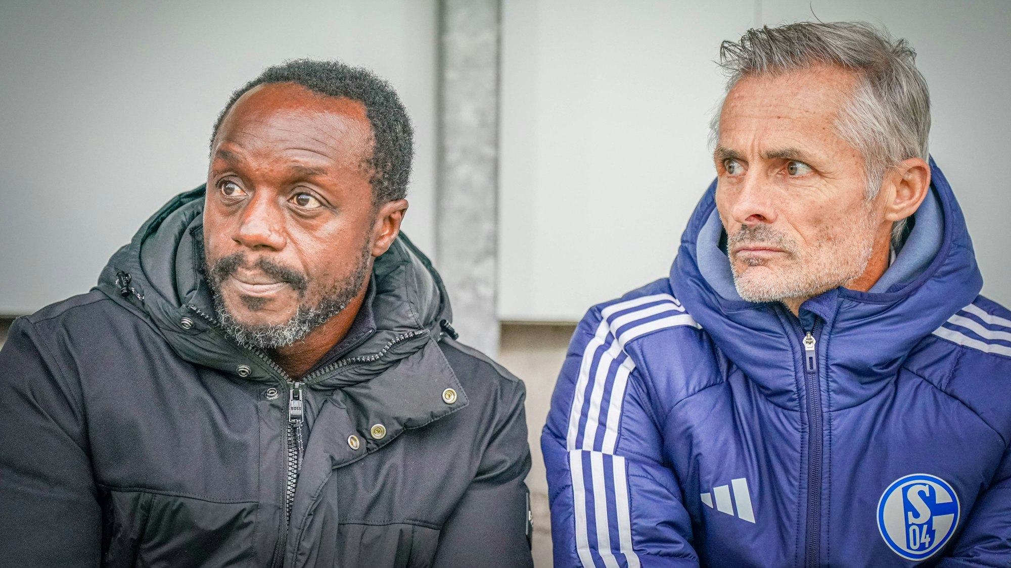 Ben Manga sitzt neben Coach Kees van Wonderen.