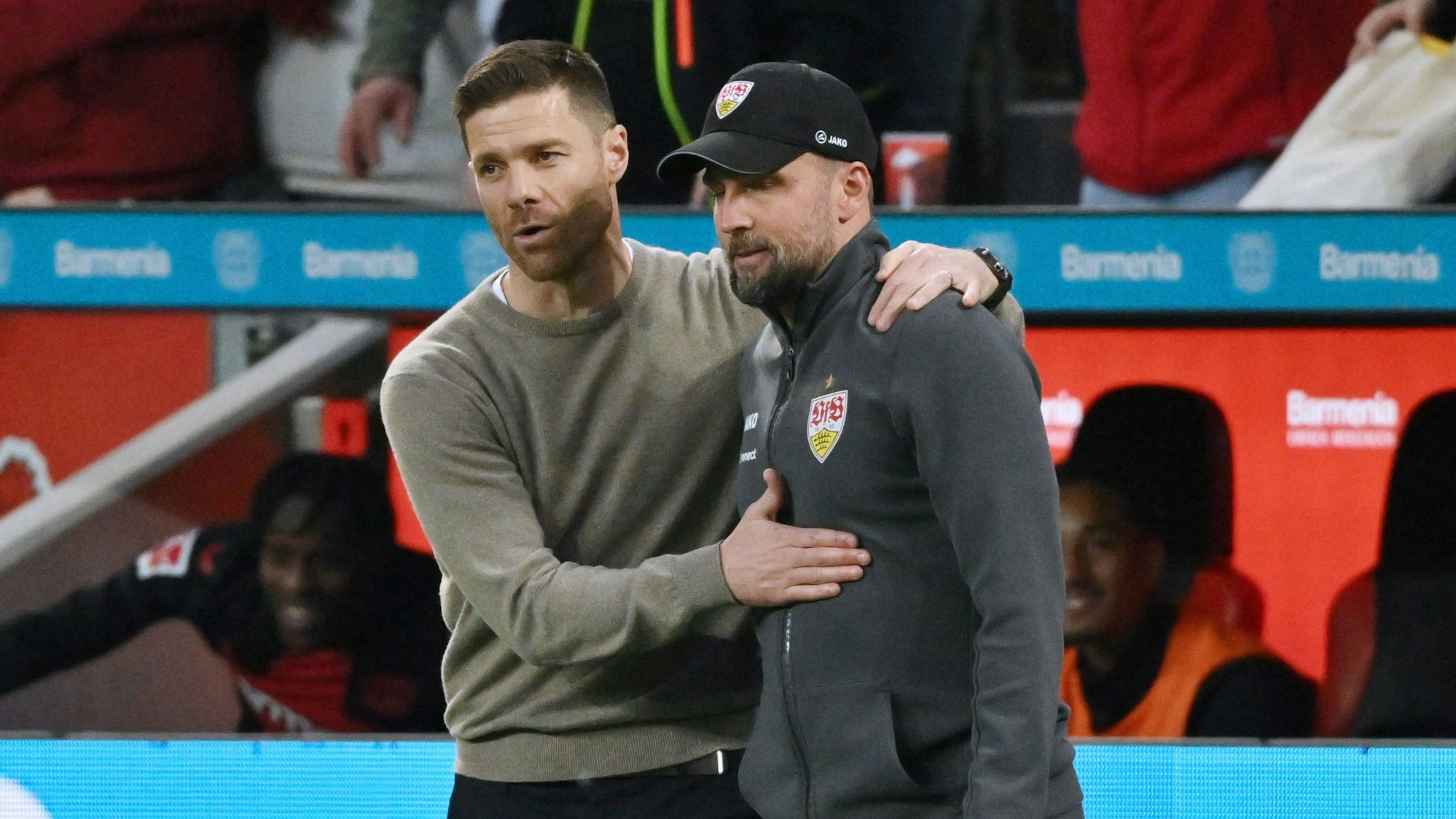 Xabi Alonso und Sebastian Hoeneß stehen gemeinsam am Spielfeldrand.