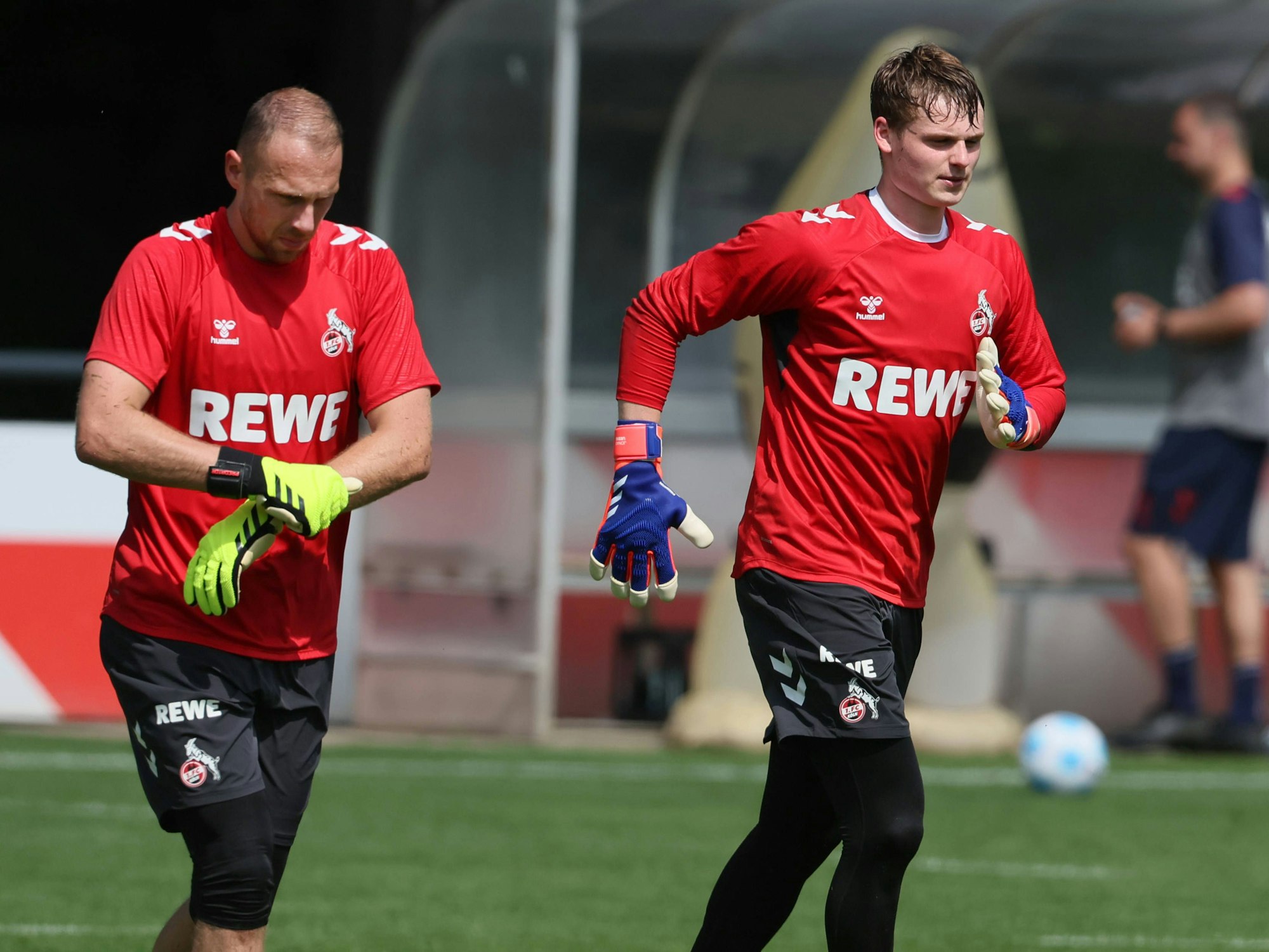 1. FC Köln, Training, von links: Marvin Schwäbe, Jonas Urbig
