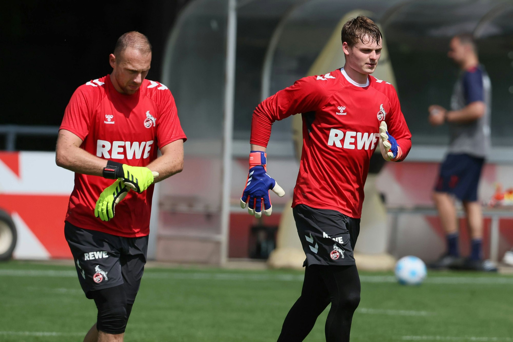 Marvin Schwäbe und Jonas Urbig am 24. Juni 2024 im Training des 1. FC Köln.