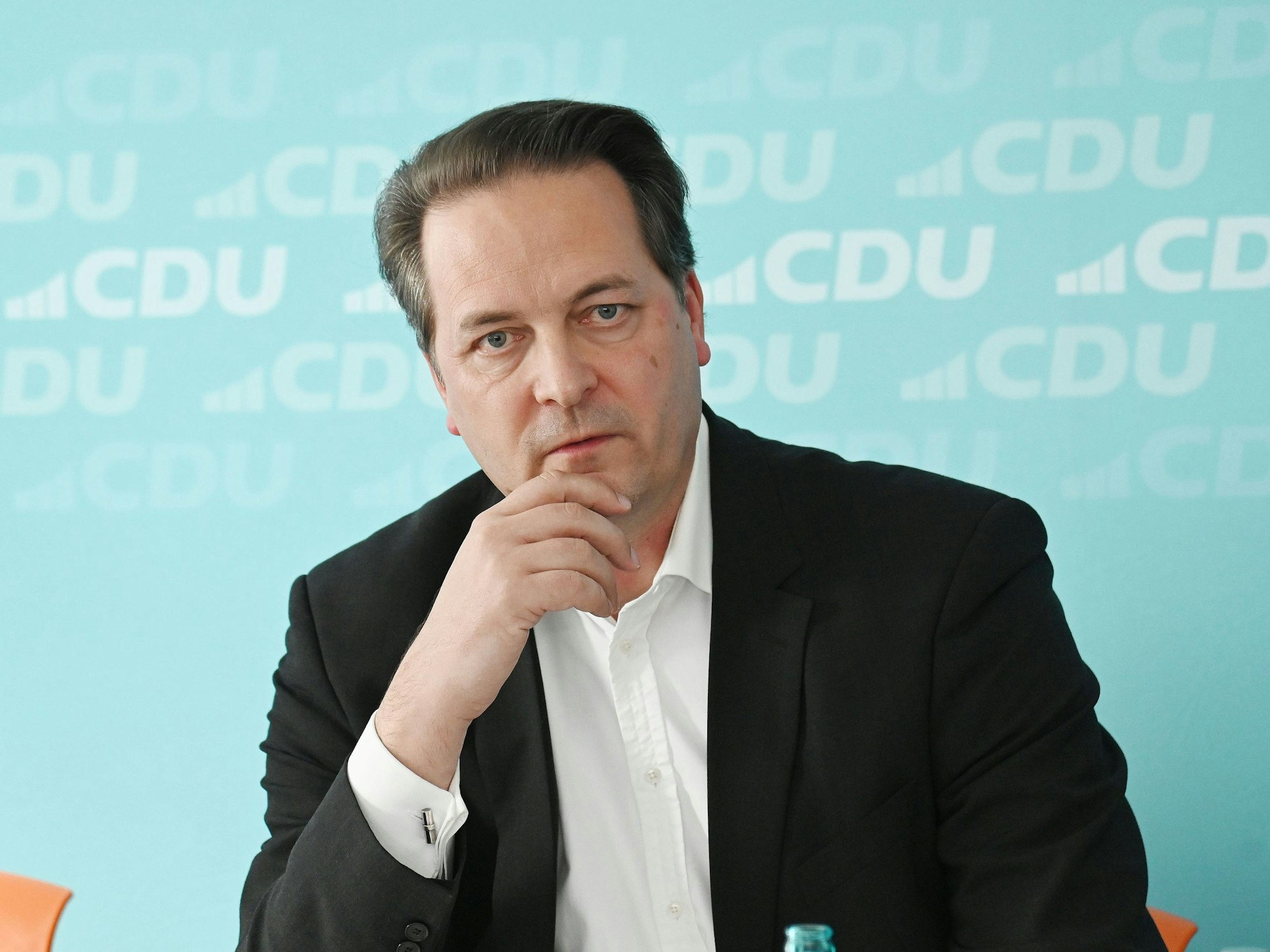 Karl Alexander Mandl nachdenklich bei einer Pressekonferenz.