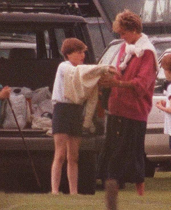 Prinzessin Diana zusammen mit ihren Jungs, Prinz William (links) und Harry (rechts neben ihr) im Jahr 1994: Ihre Söhne waren etwa zehn oder elf Jahre alt gewesen, als Diana sie zum ersten Mal in ein Obdachlosenheim in London brachte, erinnert sich William.