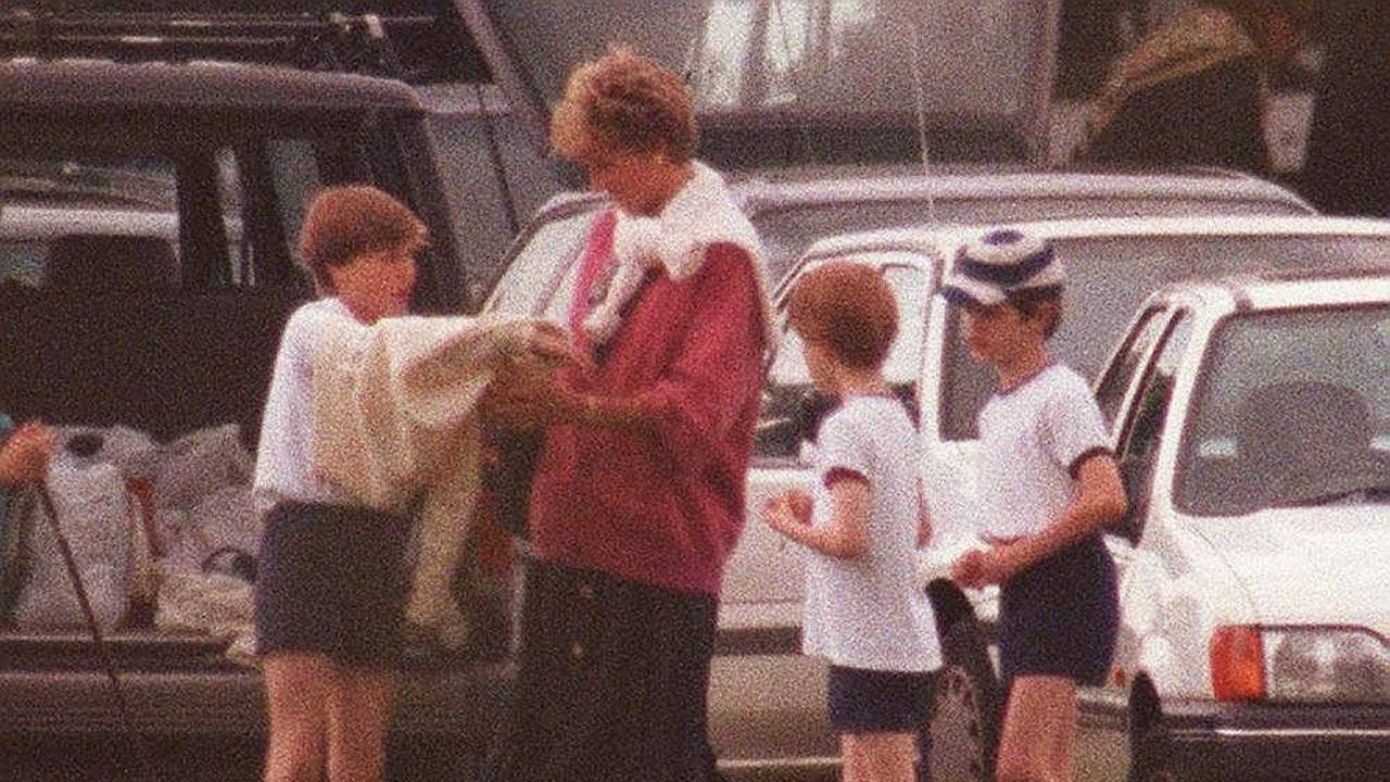Prinzessin Diana zusammen mit ihren Jungs, Prinz William (links) und Harry (rechts neben ihr) im Jahr 1994: Ihre Söhne waren etwa zehn oder elf Jahre alt gewesen, als Diana sie zum ersten Mal in ein Obdachlosenheim in London brachte, erinnert sich William.
