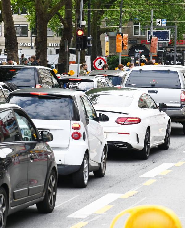 Stau am Neumarkt in Köln