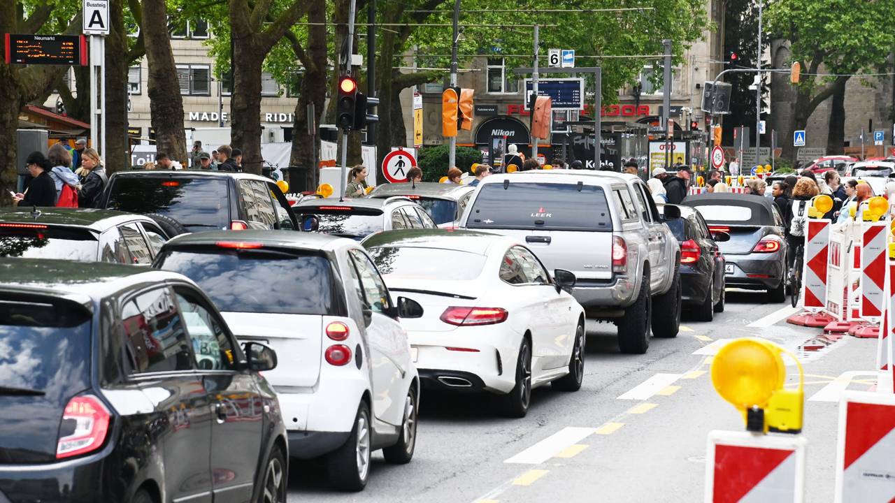 Stau am Neumarkt in Köln