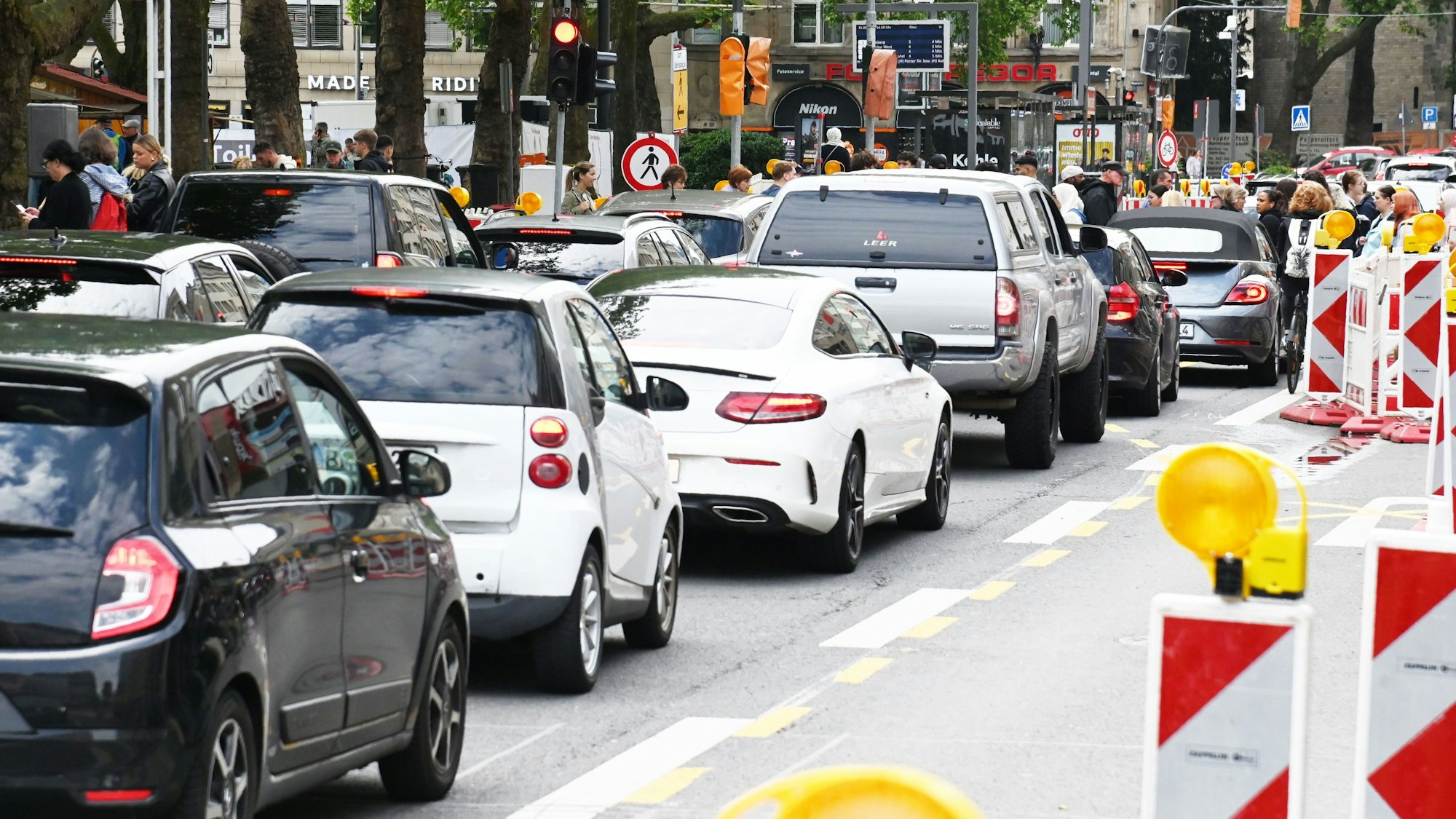 Stau am Neumarkt in Köln