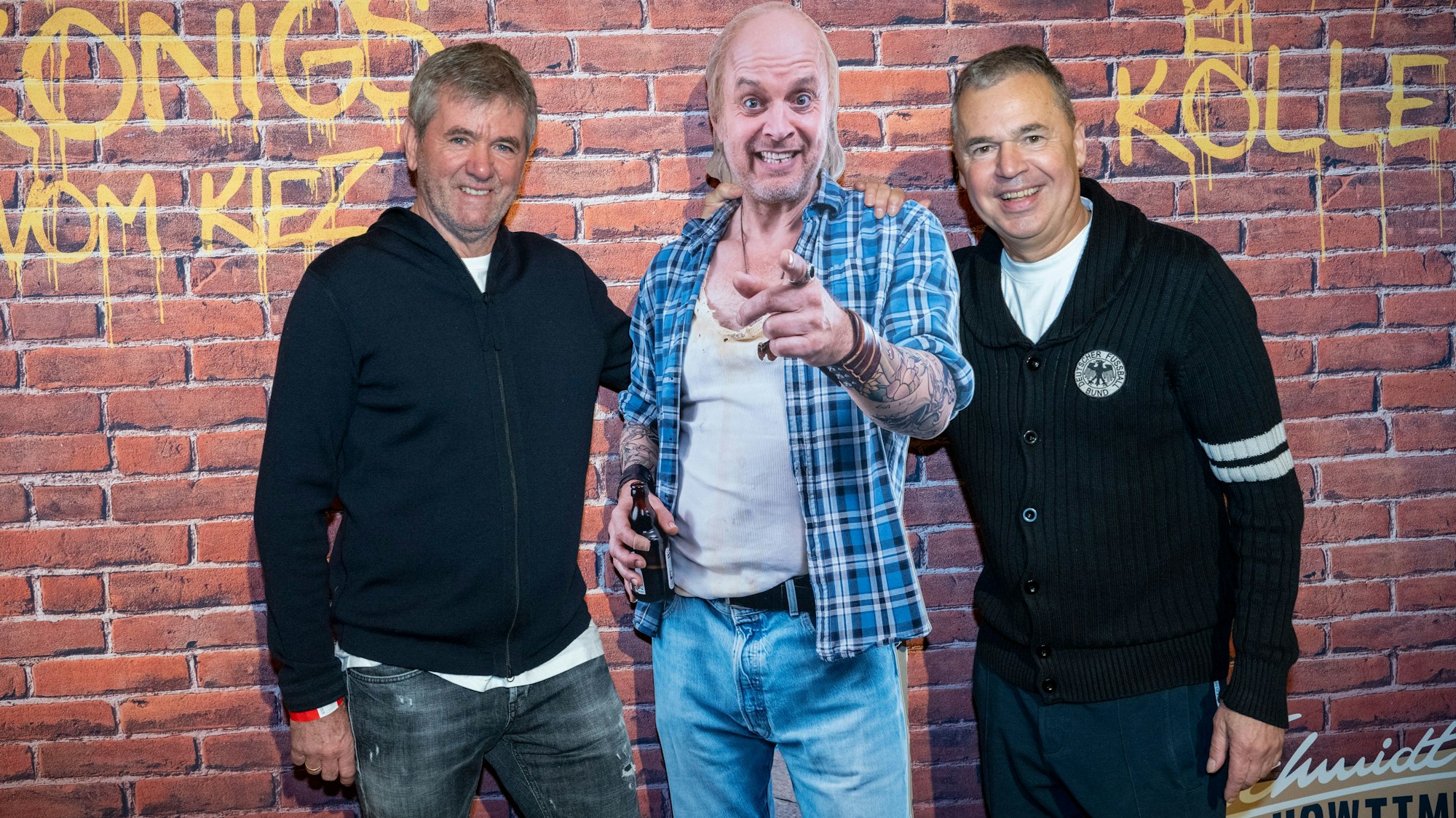 Friedhelm Funkel und Andreas Rettig bei der Premiere. Das Musical „Die Königs vom Kiez“ gastiert in der Volksbühne am Rudolfplatz.